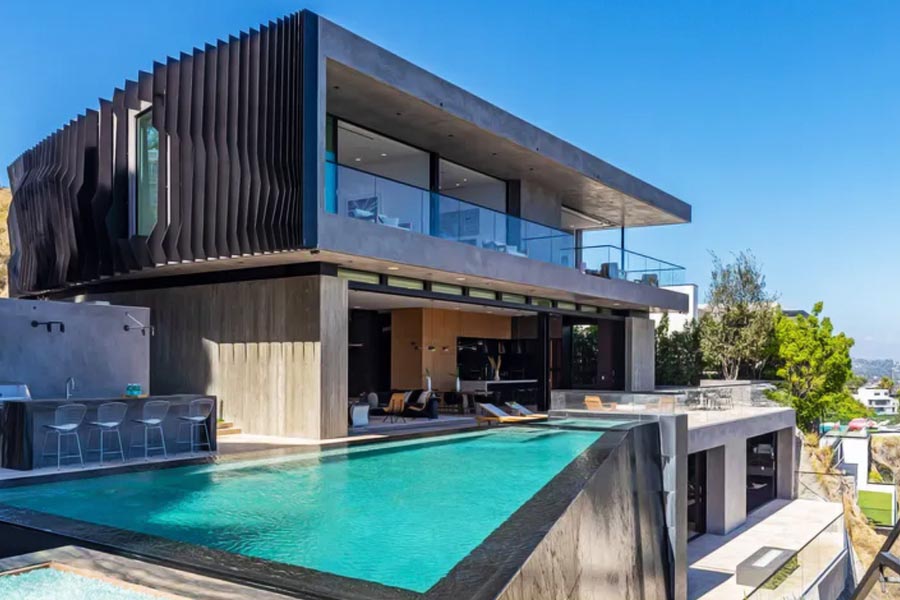 ওই বিলাসবহুল বাড়িটির দাম ৩ কোটি ডলার। ভারতীয় মুদ্রায় যার অঙ্ক ২৪৫ কোটি ৮৯ লক্ষ টাকা। তবে কিছুটা ছাড়ে বাড়িটি কিনেছেন ক্যাস্ত্রো।