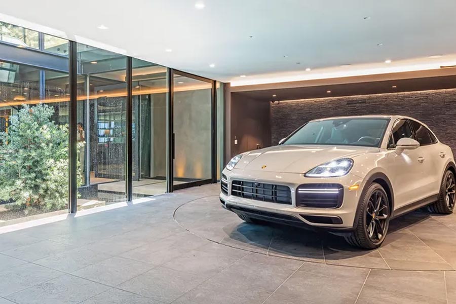 শোনা গিয়েছে, ৫০ লক্ষ ডলার ছাড় পেয়েছেন ওই যুবক। শেষে আড়াই কোটি ডলারে কিনেছেন ওই বাড়িটি। ভারতীয় মুদ্রায় এই অঙ্কটা প্রায় ২০৫ কোটি টাকা।