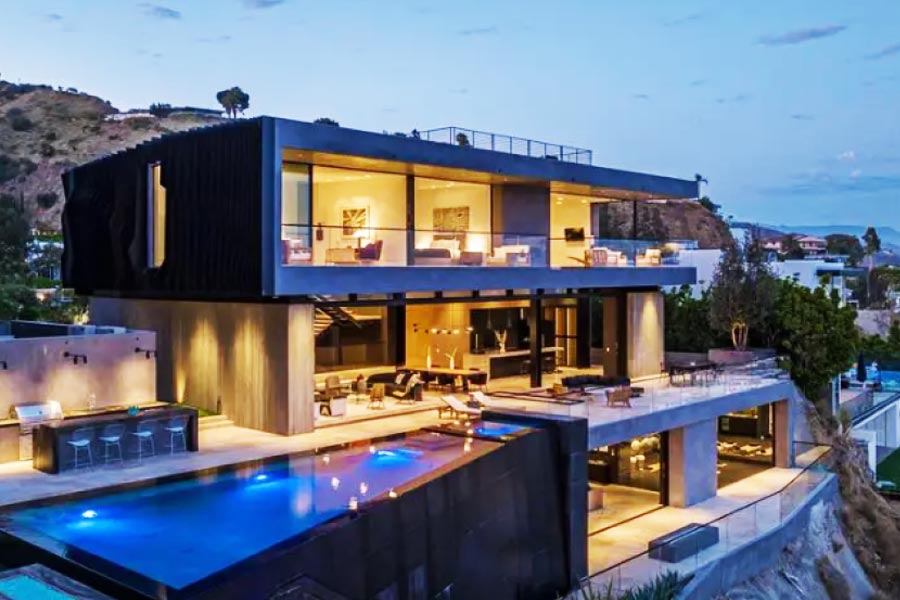 ১৩ হাজার ৫৭৮ বর্গফুটের ওই প্রাসাদোপম বাড়িটি এই মুহূর্তে চর্চার কেন্দ্রবিন্দুতে রয়েছে। ক্যাস্ত্রোর নতুন বাড়িতে রয়েছে এলাহি বন্দোবস্ত।