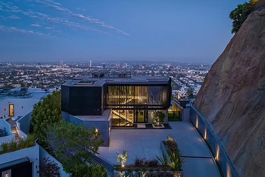 ওই বিলাসবহুল বাড়িতে রয়েছে জিম, মুভি থিয়েটার, সুইমিং পুল। এ ছাড়াও রয়েছে বিশাল বড় গ্যারাজ। যেখানে একসঙ্গে কমপক্ষে ৭টি গাড়ি রাখা যেতে পারে।