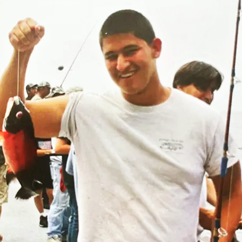 লটারি কেটে রাতারাতি অনেকেই কোটিপতি হয়েছেন। লটারি জয়ের এমন অনেক ঘটনাই প্রকাশ্যে আসে। তবে ক্যাস্ত্রোর মতো বোধহয় এমন জ্যাকপট জেতার খবর সচরাচর পাওয়া যায় না। আর সে কারণেই বাড়তি নজর কেড়েছেন আমেরিকার এই যুবক।