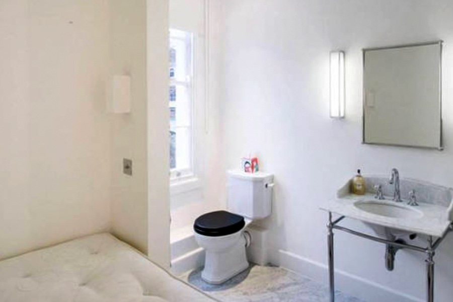 নতুন ধরনের হোটেল দেখে আগ্রহ বাড়ে হেই মাওয়ের। তিনি ভেবেছিলেন যে, এমন বিরল ধরনের হোটেলে থাকার খরচও নিশ্চয়ই খুব বেশি হবে। তবুও কৌতুহলের বশে হোটেলে এক দিন থাকার ভাড়া দেখলেন তিনি।