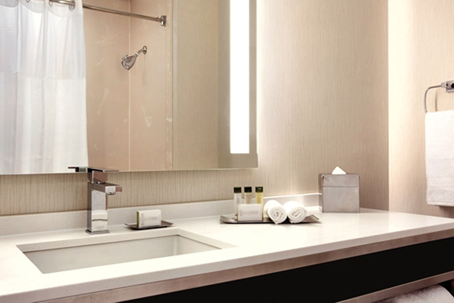 মাইক্রো হোটেলের ঘর ভাড়া দেখে চমকে যান হেই মাও। এক দিন কাটানোর জন্য এই ঘরের ভাড়া দেখাচ্ছিল ৬০ ইয়ুয়ান। ভারতীয় মুদ্রায় যার মূল্য মাত্র ৭১২ টাকা। এত কম ভাড়া দেখে আর লোভ সামলাতে পারলেন না তিনি।