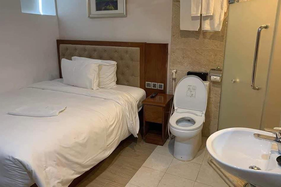 নতুন অভিজ্ঞতা সঞ্চয় করতে মাইক্রো হোটেলের ঘর এক দিনের জন্য বুক করে ফেলেন হেই মাও। ভিডিয়োর মাধ্যমে ভ্লগ তৈরি করা তাঁর পেশা। তাই ঘরের ভিতরের সাজসজ্জা বাকিদের সামনে তুলে ধরার জন্য ছবি এবং ভিডিয়ো তুলতেও ভুললেন না তিনি।