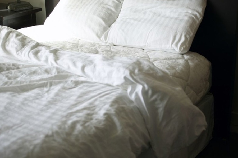 হেই মাও জানান, মাইক্রো হোটেলের ঘরগুলির ভিতরে সবকিছুই রয়েছে। এক জন মানুষের দিনযাপনের জন্য এক ছাদের তলায় যা যা প্রয়োজন, সবই রয়েছে। বিছানা থেকে শুরু করে শৌচালয়— কোনও কিছুই বাদ পড়েনি ঘরের ভিতর।