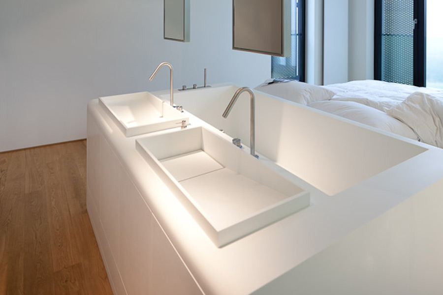 কিন্তু মাইক্রো হোটেলের ঘরে ঢুকে হেই মাও যা দেখলেন তা দেখে তো তাঁর চক্ষু চড়কগাছে। ঘরের ভিতরে তিনি দেখেন যে, বিছানার ঠিক পাশেই রয়েছে কমোড। এবং কমোডের উপর রাখা রয়েছে জলের বোতল, শরবতের বোতল, গ্লাস প্রভৃতি।