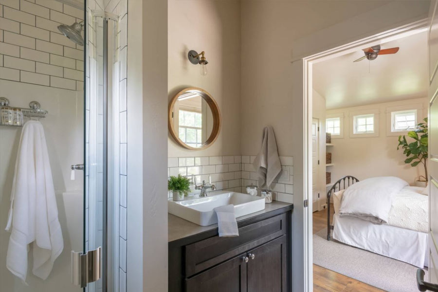 এ ছাড়াও মাইক্রো হোটেলের ঘরে রয়েছে একটি শীতাতপ নিয়ন্ত্রণ যন্ত্র, মুখ ধোয়ার বেসিন, আয়না, চা রাখার পাত্র এবংর কোট ঝোলানোর হ্যাঙ্গার-সহ আরও খুটিনাটি জিনিস।