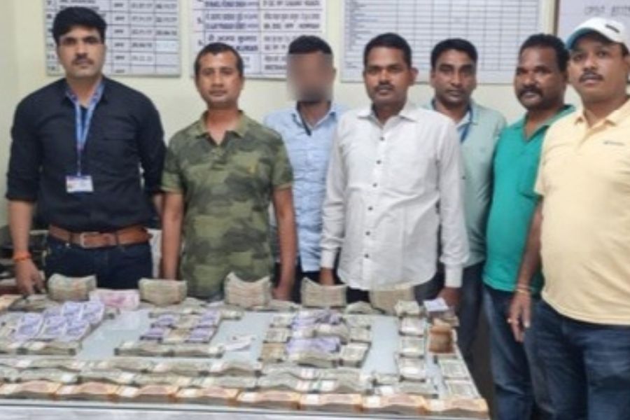 At least 50 lakh cash recovered from a person who travelling through Howrah rail station