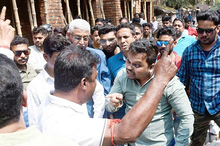 দুই পক্ষে তর্কাতর্কি শহরের রাস্তায়। নিজস্ব চিত্র