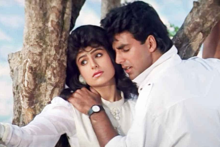 Ayesha Jhulka with Akshay Kumar