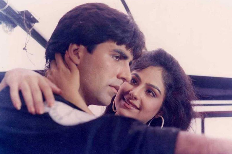 Ayesha Jhulka with Akshay Kumar