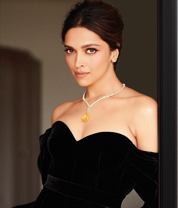 কালো রঙের লুই ভিত্তোঁর গাউন পরেছিলেন দীপিকা। লম্বা ঝুলের পা ঢাকা পোশাক। তবে কাঁধ খোলা। ‘বিপদসীমা’য় থমকে যাওয়া নিচু গলা। পিঠও নিরাবরণ।