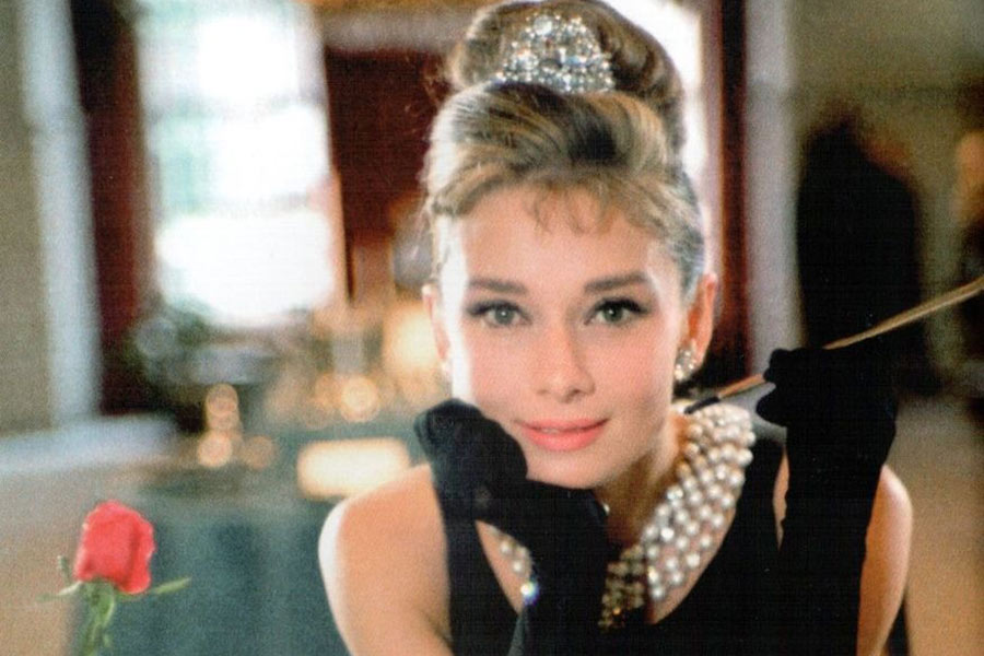 অনেকেই বলছেন হলিউডের বৈগ্রহিক ফ্যাশনকে কিছুটা অনুকরণের চেষ্টা করেছেন দীপিকা। তাঁর বেছে নেওয়া পোশাক-গহনা থেকে শুরু করে তাঁর সাজগোজের অনেকটাই হলিউড ক্লাসিক বলে পরিচিত ‘ব্রেকফাস্ট অ্যাট টিফনি’জ়’ ছবিতে অভিনেত্রী অড্রে হেপবার্ন অনুপ্রাণিত। হাতে দস্তানা, হিরের গয়না, মাথায় হালকা হাতে বাঁধা খোঁপা, হালকা গোলাপি লিপস্টিক, গোলাপি আইশ্যাডো, উইঙ্গড আইলাইনার,  গলায় হিরের হার— সবই যেন অড্রের সাজের আধুনিক রূপ।  