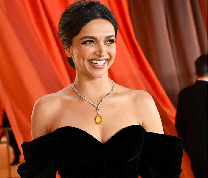 তবে দীপিকার সাজগোজ অস্কারের ফ্যাশন সমালোচকদের আলোচনার কেন্দ্রে উঠে এসেছে। ভারতীয় সিনেমার প্রতিনিধি হিসাবে দীপিকা যে নজর কেড়েছেন, তার প্রমাণ আন্তর্জাতিক ফ্যাশন পত্রিকাগুলিতে দীপিকার পোশাক চয়ন নিয়ে আলোচনা।