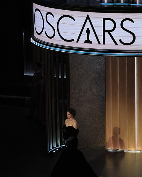 সেই সব আলোচনার সারমর্ম হল, দীপিকার পোশাকে ছিল মার্জিত গ্ল্যামারের ধ্রুপদী প্রদর্শন। গত ভাঙা পোশাকে বহুবার দেখা গিয়েছে দীপিকাকে। নিয়মিত কান চলচ্চিত্রোৎসবে তাঁর উপস্থিতি নজর টানে ফ্যাশন দুনিয়ার। তবে এমন হলিউডি ঢঙের ক্লাসিক গাউনে তাঁকে বড় একটা দেখা যায়নি।