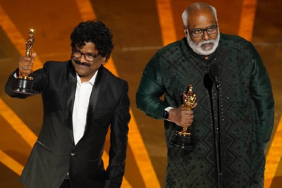 অল্প কথাতেই শেষ করেন দীপিকা। তবে সেই অল্প সময়েই ছবির নেপথ্য কাহিনি থেকে শুরু করে ইউটিউব এবং টিকটকে গানটি কতবার দেখা হয়ে গিয়েছে, তার হিসেবও দিয়ে দেন অভিনেত্রী। বলেন, ‘নাটু নাটু’ প্রথম ভারতীয় সিনেমার গান, যা অস্কারের জন্য মনোনীত হল। পাশাপাশি উপস্থিত হলিউডের খ্যাতনামী অতিথিদের উদ্দেশে দীপিকাকে বলতে শোনা যায়, ‘‘এখনও যদি ‘নাটু’কে না চিনে থাকেন, তবে এ বার চিনে নেওয়ার সময় এসেছে।’’