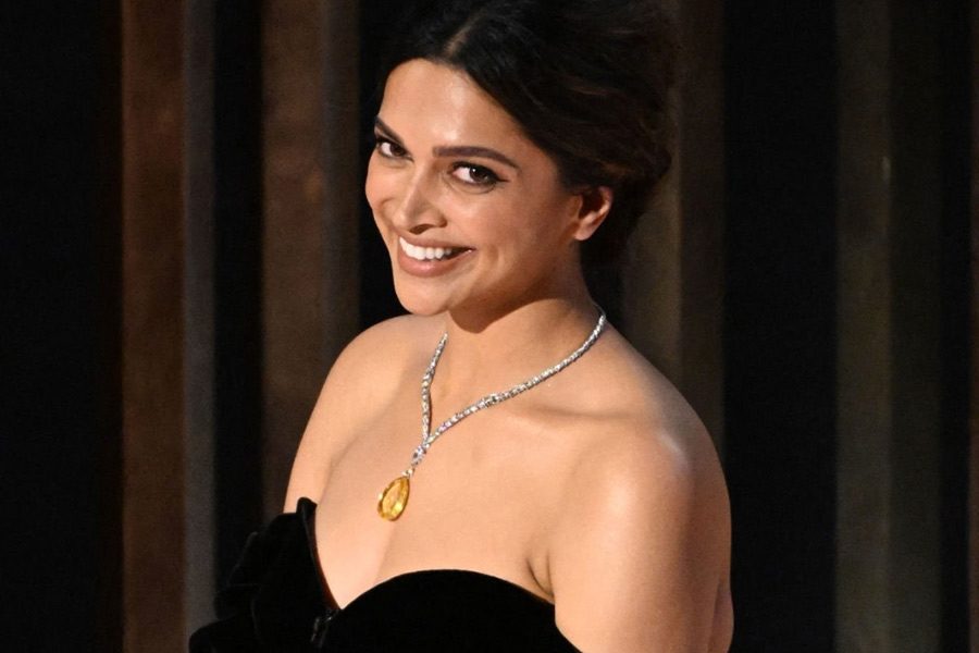 দীপিকার বক্তৃতা চলাকালীনই বার বার হাততালির শব্দ শোনা যেতে থাকে গ্যালারি থেকে। দীপিকা প্রত্যেকটি হাততালির শব্দে থামেন। এক গাল হাসি ফিরিয়ে দিয়ে আবার বলতে শুরু করেন। দীপিকার ওই বক্তৃতার একটি ভিডিয়োও এই মুহূর্তে ভাইরাল হয়ে ছড়িয়ে পড়েছে সামাজিক মাধ্যমে। ‘নাটু নাটু’র মতো তাঁর বক্তৃতাও লক্ষ লক্ষ বার দেখা হয়ে গিয়েছে। 