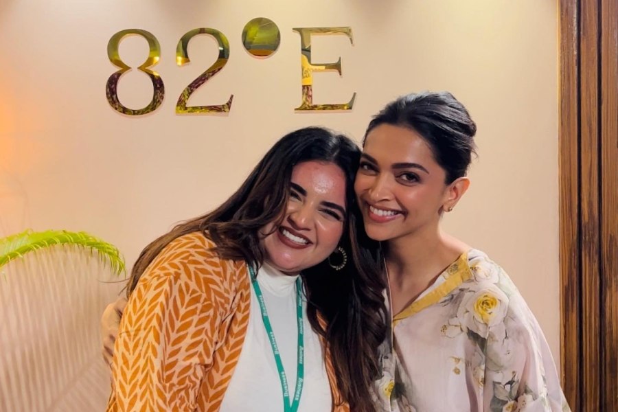 ৮২°ই আসলে একটি  দ্রাঘিমা রেখা। যা ভারতকে আড়াআড়ি চিরে জুড়েছে সুমেরু এবং কুমেরুকে। তবে দীপিকার ট্যাটুর অর্থ বোধ হয় শুধু সেই দ্রাঘিমা রেখার নাম নয়। দীপিকার ত্বক পরিচর্যার ব্র্যান্ডের নামও ‘৮২°ই’। দীপিকা নিজের নতুন ট্যাটুতে সম্ভবত সেই ব্র্যান্ডের প্রচারও করেছেন অস্কারের মঞ্চে।