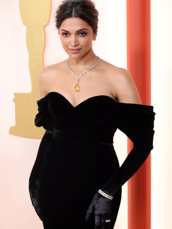 তবে অস্কারে দীপিকাকে নিয়ে তৈরি হয়েছে বিতর্কও। অস্কারে উপস্থিত এক ব্রাজিলিয়ান মডেলকে দীপিকা ভেবে ভুল করে এএফপি এবং গেটির মতো চিত্রসংবাদ সংস্থা। এমনকি, ফ্যাশন পত্রিকা ‘ভোগ’ও।