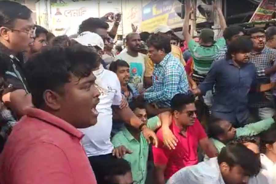Police allegedly lathicharged DYFI workers at Chinsurah