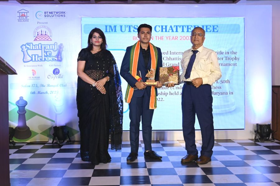অনুষ্ঠানে ১০ জন বিজয়ীর হাতে পুরস্কার তুলে দেওয়া হয়