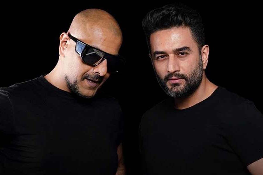 শাহরুখের প্রস্তাবে ফারহা রাজি হয়ে গিয়েছিলেন। কিন্তু সমস্যা তৈরি হল অন্য জায়গায়। ‘হ্যাপি নিউ ইয়ার’ ছবির সঙ্গীত পরিচালনার দায়িত্বে ছিলেন বিশাল-শেখর জুটি। হানির উপস্থিতি নিয়ে আপত্তি জানান দু’জন।