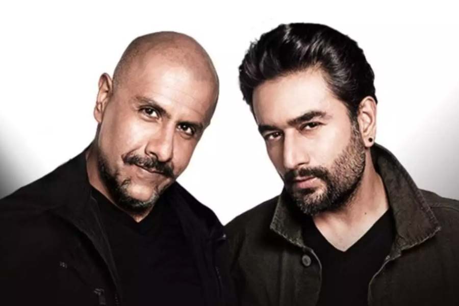 বিশাল এবং শেখর দু’জনের কেউই হানির সঙ্গে কাজ করার ইচ্ছাপ্রকাশ করেননি। বরং তাঁরা জানান যে, হানি যদি ‘হ্যাপি নিউ ইয়ার’ ছবিতে কোনও গান করেন, তবে তাঁরা সঙ্গীত পরিচালনার দায়িত্ব থেকে সরে আসবেন।