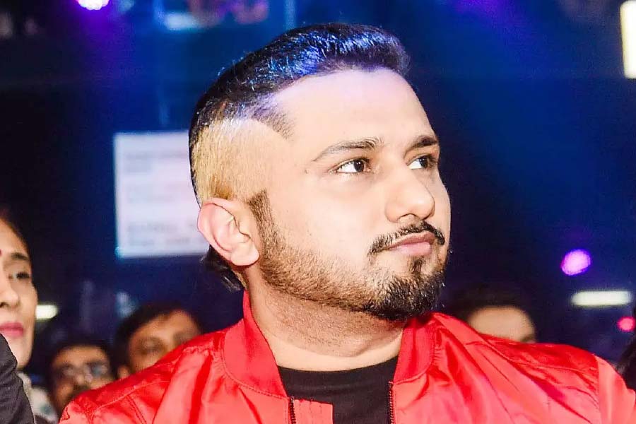 কিন্তু অনুষ্ঠানের মাঝেই গোল বাধে। দর্শক হানির গান শুনবেন বলে অপেক্ষা করছিলেন। হঠাৎ তাঁরা খবর পান যে, অনুষ্ঠান শুরু হওয়ার কিছু ক্ষণ আগেই হানি সেখান থেকে বেরিয়ে গিয়েছেন।