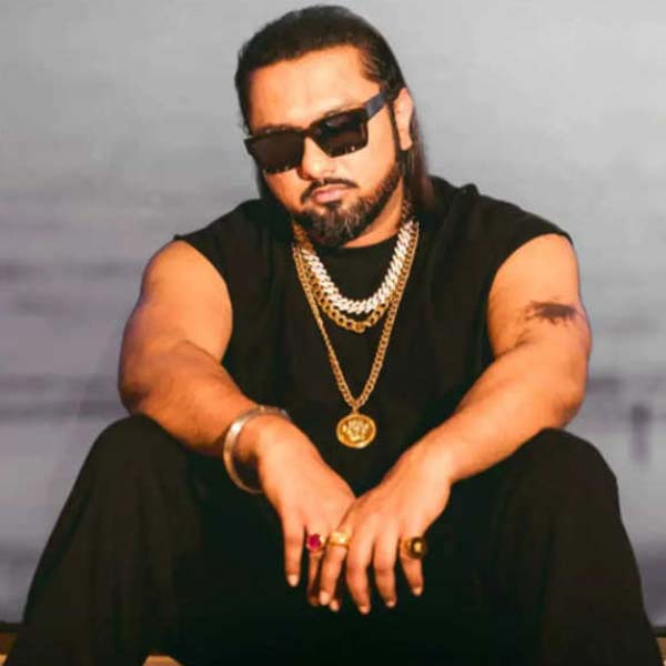 আবার বলিপাড়ার অধিকাংশের দাবি, ছবির প্রচারের জন্য মঞ্চে আসতে চাইছিলেন না হানি। হোটেলের ঘরে বিশ্রাম নিতে চাইছিলেন গায়ক। শাহরুখ বার বার তাঁকে অনুরোধ করার পরেও অভিনেতার কথায় রাজি হননি হানি। এর ফলে তাঁদের মধ্যে অশান্তি হয়।