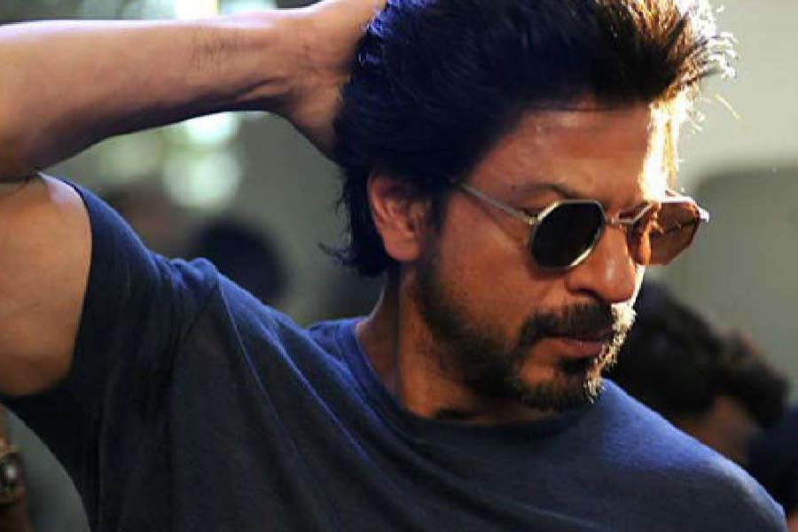 শাহরুখ এবং হানির ঝামেলার কথা ছড়িয়ে পড়তে বেশি দেরি হয় না। ছবির প্রচারের সময় বিতর্কে জড়িয়ে পড়েন শাহরুখ। এই প্রসঙ্গে হানি বা শাহরুখের মধ্যে কেউ কিছু না বললেও সরব হয়ে ওঠেন হানির স্ত্রী শালিনী তালওয়ার। তিনি দাবি করেন, অনুষ্ঠানে এমন কোনও ঘটনাই ঘটেনি। ভুয়ো খবর রটানো হয়েছে বলে জানান তিনি।