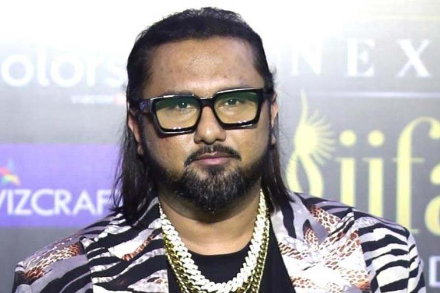 শালিনী জানান যে, বেশ কয়েক মাস ধরে হানির শরীর ভাল যাচ্ছিল না। দূরে কোথাও বেশি দিনের জন্য যাতায়াত করতে হানিকে বারণ করেছিলেন চিকিৎসক। কিন্তু আগে থেকে কথা দিয়েছিলেন বলে চিকিৎসকের নির্দেশ অমান্য করে শাহরুখের সঙ্গে ছবির প্রচারে গিয়েছিলেন হানি। 