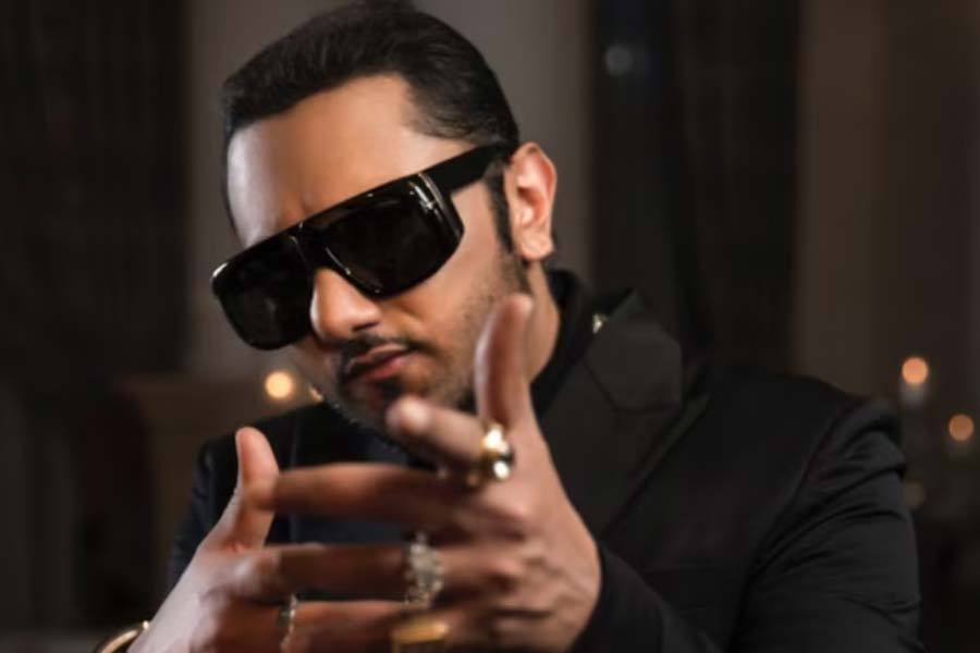 যাত্রার সময় হানির শারীরিক অবস্থা লক্ষ করে শাহরুখ নাকি তাঁকে বার বার বাড়ি ফিরে যেতে অনুরোধ করেছিলেন। এমনটাই দাবি করেছিলেন শালিনী। হানিকে বিশ্রাম নিতেও অনুরোধ করেছিলেন শাহরুখ। শেষ পর্যন্ত সুস্থ শরীরে গন্তব্যস্থলে পৌঁছন হানি।