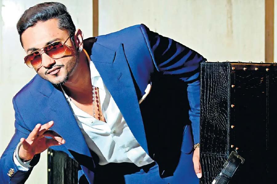 কিন্তু অনুষ্ঠানের আগের মুহূর্তে মহড়া চলাকালীন বিপদে পড়েন হানি। হঠাৎ পা পিছলে পড়ে যান গায়ক। পিঠে এবং মাথায় চোটও পান হানি। তবুও নাকি পারফর্ম করতে চেয়েছিলেন। 