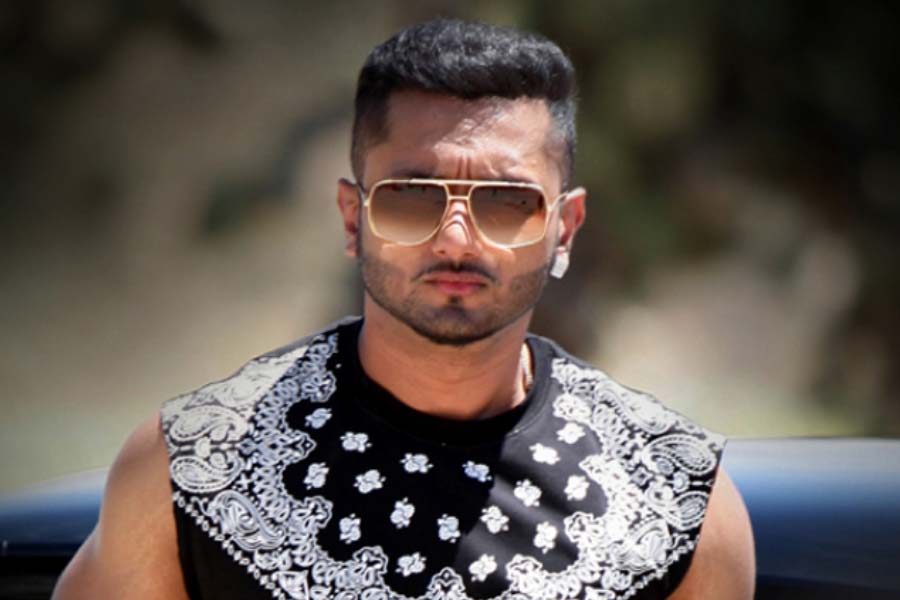 শালিনীর দাবি, হানি তখন উচ্চ রক্তচাপের সমস্যায় ভুগছিলেন। একগাদা ওষুধ খেতে হচ্ছিল তাঁকে। এই অবস্থায় শাহরুখ জোর করে হানিকে বাড়ি পাঠিয়ে দেন। তাই অনুষ্ঠান শুরুর আগেই বাড়ি চলে আসেন গায়ক।