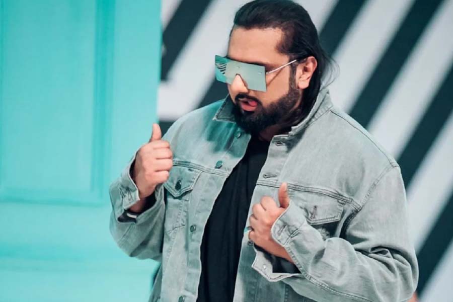 পরে টাইম ম্যাগাজ়িনকে দেওয়া একটি সাক্ষাৎকারে হানি বলেন, ‘‘শাহরুখের সঙ্গে আমার খুব ভাল সম্পর্ক। আমার জীবনে এমন অনেক খারাপ সময় এসেছিল, যখন শাহরুখ আমার পাশে দাঁড়িয়েছে। ওকে আমি আমার বড় ভাইয়ের মতো সম্মান করি।’’