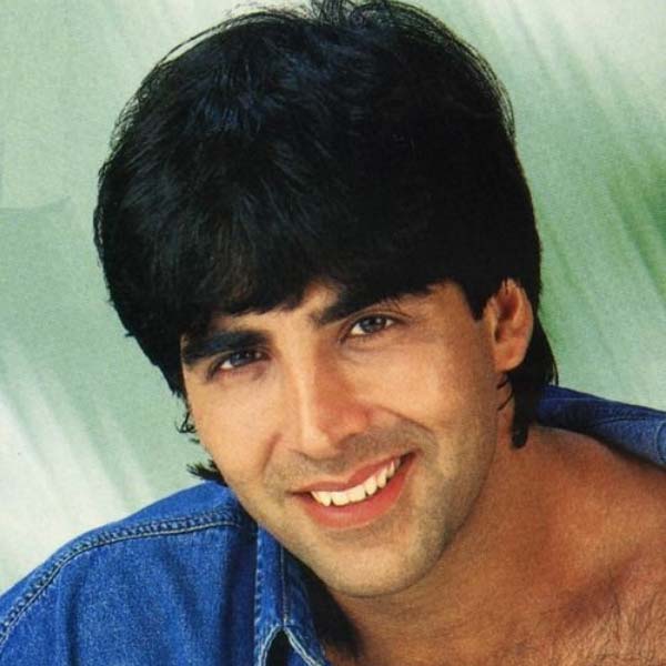 বলিউড জগতের অভিনেতাদের মধ্যে অক্ষয় কুমার অন্যতম, যিনি তাঁর চেয়ে কম বয়সের অভিনেত্রীদের সঙ্গে বড় পর্দায় রোম্যান্টিক দৃশ্যে অভিনয় করতে পিছপা হন না। অন্তত বলিপাড়ায় অক্ষয়ের নামে এমন কথাবার্তাই চালাচালি হয়ে থাকে। কিন্তু শুধুমাত্র কম বয়সি নায়িকাদের সঙ্গেই নয়, অক্ষয় তাঁর চেয়ে বেশি বয়সের অভিনেত্রীদের সঙ্গেও পর্দায় চুটিয়ে রোম্যান্স করেছেন। এমনকি, তাঁর শাশুড়ি ডিম্পল কাপাডিয়ার সঙ্গেও নগ্ন দৃশ্যে অভিনয় করার কথা ছিল অক্ষয়ের।