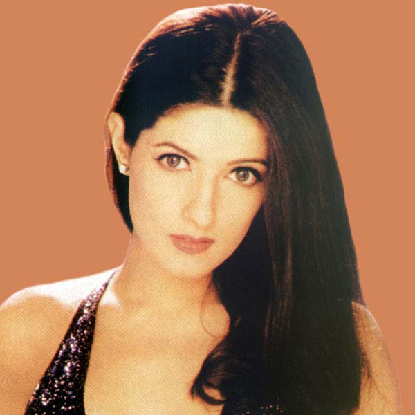 ‘বরসাত’ ছবিতে টুইঙ্কল কেমন অভিনয় করছেন, কেরিয়ার শুরু করার পথে কোনও সমস্যায় পড়ছেন কি না— এমন ছোটোখাটো বিষয় নজরে রাখতে চেয়েছিলেন ডিম্পল। তিনি যদি নিজেই শুটিংয়ের কাজে ব্যস্ত হয়ে পড়েন, তা হলে আর নিজের কন্যাকে সময় দিতে পারবেন না। তাই ‘খিলাড়িয়োঁ কা খিলাড়ি’ ছবির প্রস্তাব ফিরিয়ে দেন অভিনেত্রী।