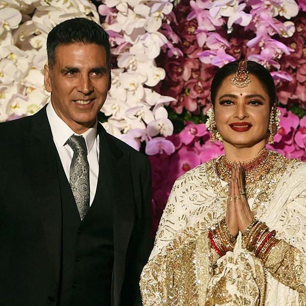 ডিম্পলের পরিবর্তে মায়ার চরিত্রে অভিনয়ের জন্য রেখার কাছে প্রস্তাব নিয়ে গিয়েছিলেন নির্মাতারা। তাঁদের প্রস্তাবে রেখা রাজিও হন এবং অক্ষয়ের বিপরীতে অভিনয় করেন। ‘খিলাড়িয়োঁ কা খিলাড়ি’ ছবিতে অক্ষয়ের সঙ্গে ঘনিষ্ঠ দৃশ্যে অভিনয় করেছিলেন রেখা।