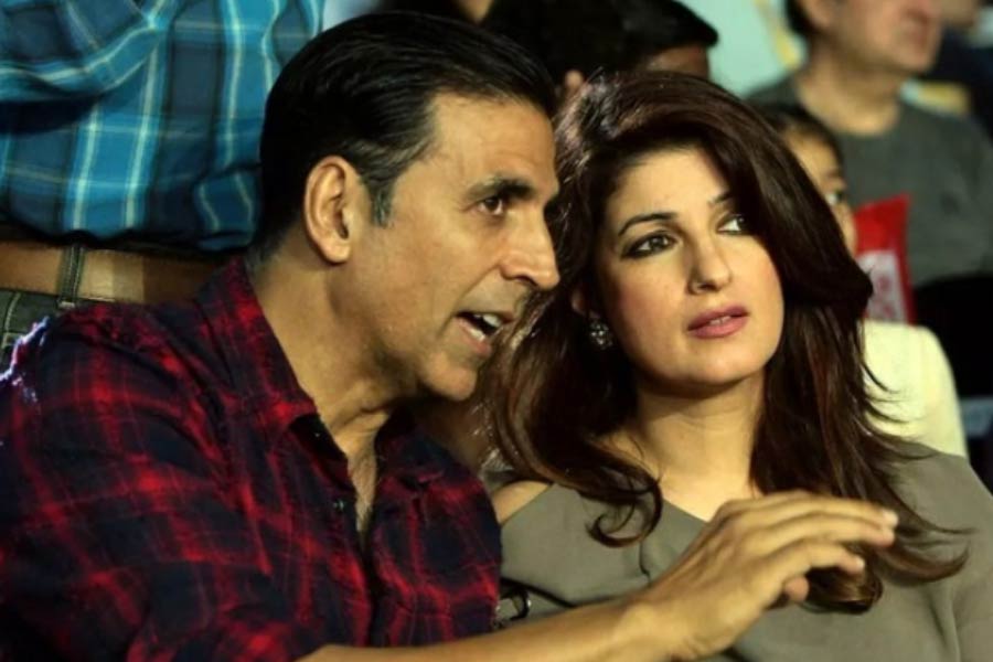 টুইঙ্কল শর্ত দিয়েছিলেন যে, ‘মেলা’ যদি বক্স অফিসে ফ্লপ করে, তবেই তিনি অক্ষয়কে বিয়ে করবেন। নচেৎ নয়। অক্ষয় মনে মনে ভেবে নিয়েছিলেন যে, এই ছবি কোনও মতেই ফ্লপ করবে না। টুইঙ্কলকে তাঁর জীবনসঙ্গী হিসাবেও কোনও দিন পাবেন না তিনি, এমনটাই মেনে নিয়েছিলেন অক্ষয়।