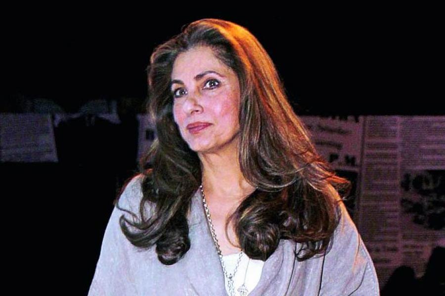 কিন্তু বক্স অফিসে মুখ থুবড়ে পড়ে ‘মেলা’ ছবিটি। টুইঙ্কলও তাঁর শর্ত মেনে বিয়ের প্রস্তাবে রাজি হয়ে যান। অবশেষে টুইঙ্কলের বাড়িতে বিয়ের প্রস্তাব নিয়ে যান অভিনেতা। সেই সময় ডিম্পলের এক বান্ধবীও তাঁদের বাড়িতে উপস্থিত ছিলেন।