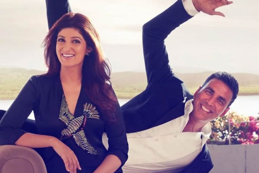 মায়ের নির্দেশ মেনে এক বছর একত্রবাস করেছিলেন অক্ষয় এবং টুইঙ্কল। তার পর ২০০১ সালে ধুমধাম করে বিয়ে করেন বলিপাড়ার এই তারকা জুটি।