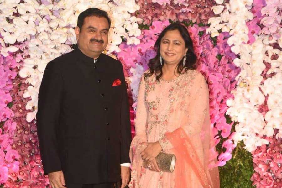 image of gautam adani and his wife