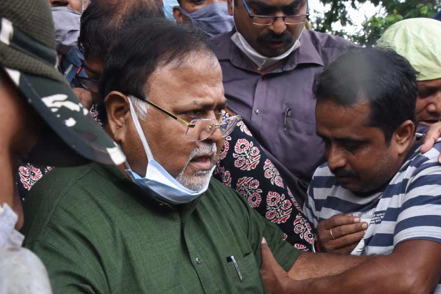 সবার আগে গ্রেফতার হন প্রাক্তন মন্ত্রী পার্থ।