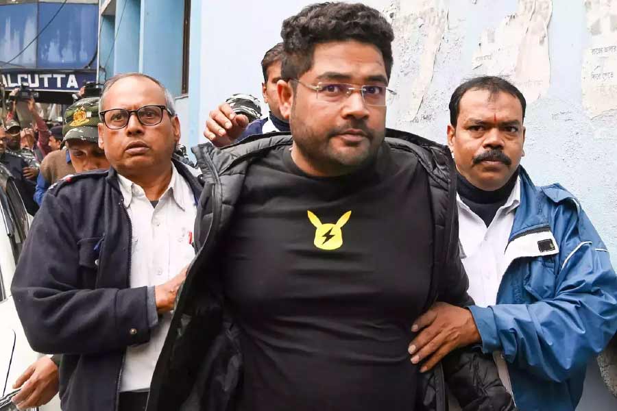 অনেকেই বলছেন, হুগলির কুন্তলই নিতেন টাকা।