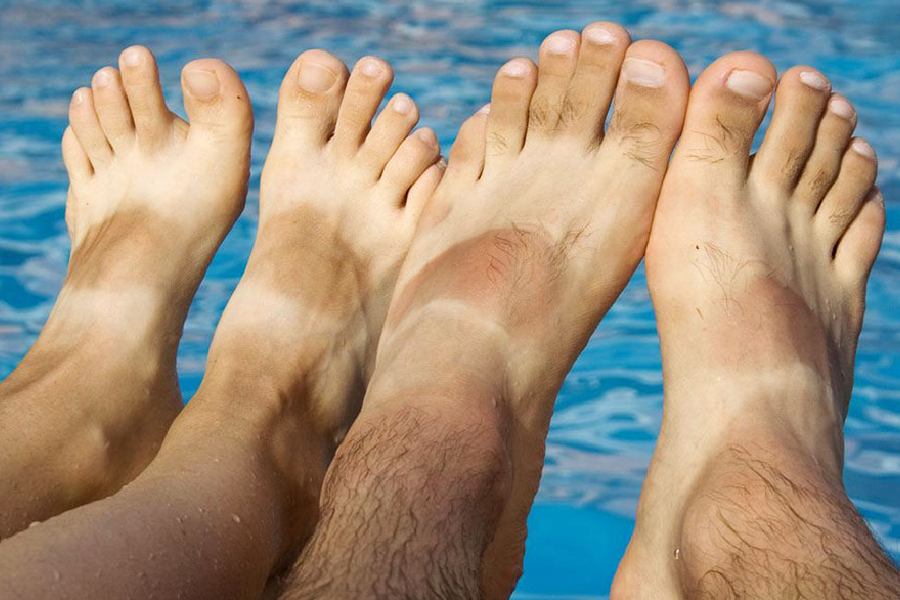 Symbolic image of tanned feet 