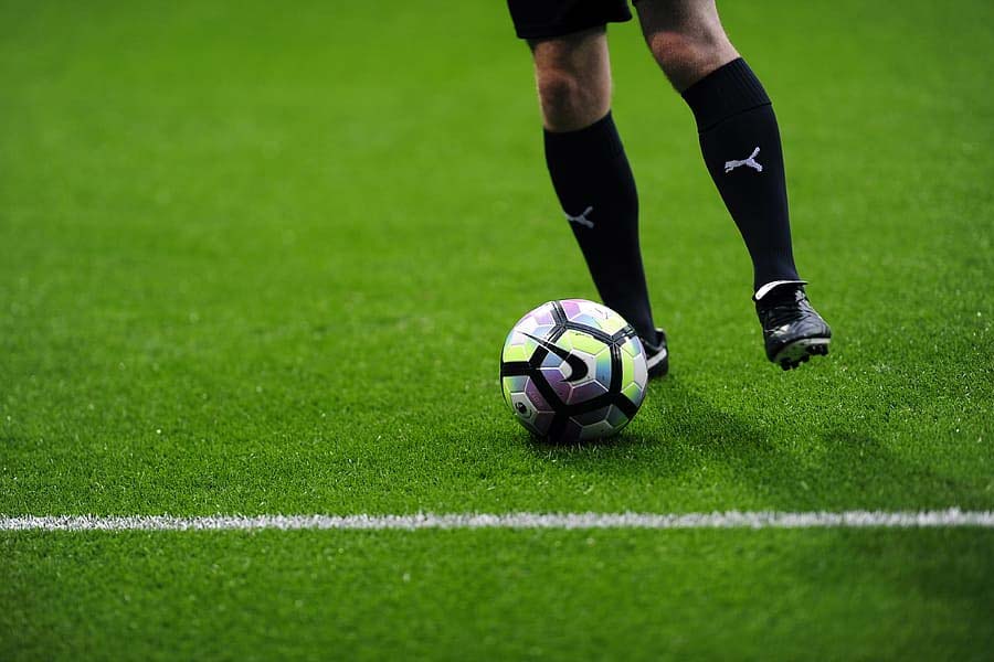 কার জীবন কখন কোন খাতে বইবে তা কেউই আগাম ঠাহর করতে পারেন না। ব্রিটেনের এক যুবকের কথাই ধরা যাক। ফুটবলার হিসাবে কেরিয়ার শুরু করেছিলেন। স্বপ্ন দেখেছিলেন প্রিমিয়ার লিগ খেলার। কিন্তু আমরা যা স্বপ্ন দেখি সব কি আর পূরণ হয়! সেই স্বপ্নভঙ্গ হয়েছে ঠিকই। তবে এক নতুন দিগন্তে নিজেকে মেলে ধরেছেন ওই যুবক। আর সেখানেই বাজিমাত করেছেন তিনি।