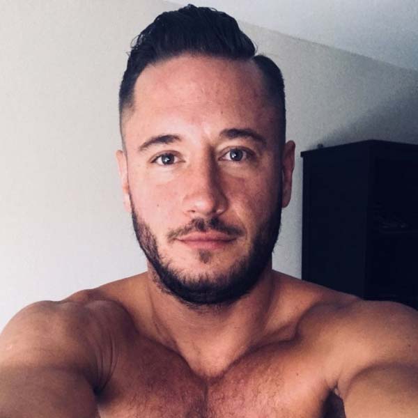 ছিলেন ফুটবলার, কিন্তু হয়ে গেলেন নীল ছবির তারকা। ড্যানি মাউন্টেনের জীবন এমন উথালপাতাল ঘটনারই সাক্ষী। বর্তমানে ব্রিটেনের অন্যতম নামী পর্ন তারকা ড্যানি। পর্ন তারকা হিসাবে পান সবচেয়ে বেশি পারিশ্রমিক। কিন্তু, কী ভাবে ফুটবলার থেকে পর্ন তারকা হলেন ড্যানি?