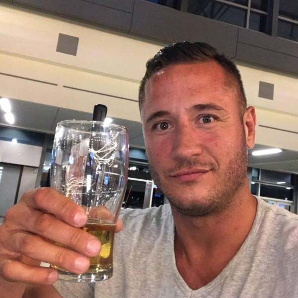 তাঁর কথায়, ‘‘মাকে যখন এই সিদ্ধান্তের কথা জানাই, তখন স্তম্ভিত হয়ে গিয়েছিল মা। ভেবেছিল এটা খুবই অশ্লীল কাজ।’’ পরে অবশ্য এই নিয়ে মায়ের সঙ্গে অনেক কথা হয় ড্যানির। কয়েক মাস পরই ড্যানির পাশে দাঁড়ান তাঁর মা।