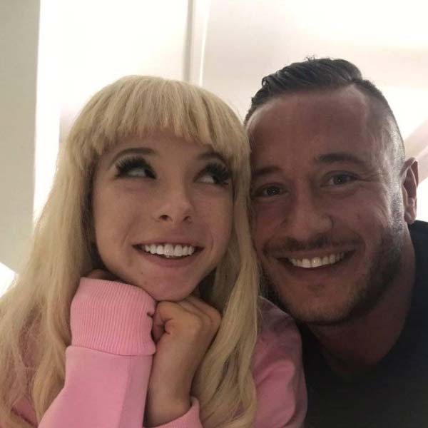 পর্ন ছবিতে অভিনয় নিয়ে প্রথমে ড্যানির মা আপত্তি জানালেও তাঁর বাবা কিন্তু ব্যতিক্রমী ছিলেন। ড্যানির কথায়, ‘‘বাবা আমার পাশে ছিল। বলেছিল, কাজ চালিয়ে যাও।’’