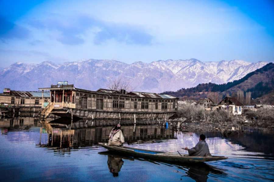 ১৯৭০ সালের ২৩ জুলাই জন্ম প্রিয়দর্শিনীর। জম্মু ও কাশ্মীরের শ্রীনগরে বাড়ি তাঁর। প্রিয়দর্শিনী ছিলেন কাশ্মীরি পণ্ডিত।